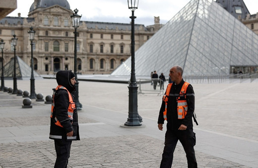 Mücevherlerin çalındığı Louvre Müzesi'ndeki eserlerle ilgili yeni adım