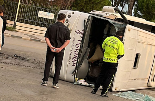 Manisa'da hafif ticari araçla çarpışan midibüsteki 16 işçi yaralandı