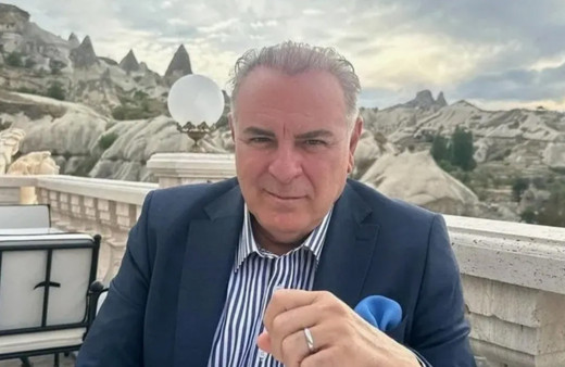 Burak Sergen kendisinden 26 yaş küçük karısıyla paylaştı! Saçı sakalı birbirine kaırşmış