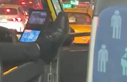 İETT şoförü ayağını dışarı çıkararak araç kullandı o anlar cep telefonu kamerasında