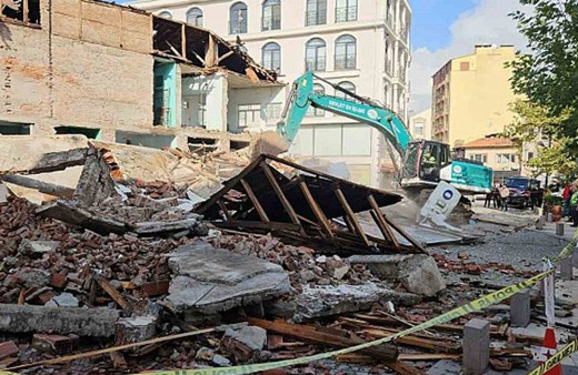 Balıkesir Sındırgı'daki depremde yıkılan iş yerinin enkazı kaldırıldı