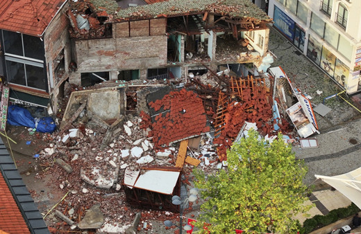 Balıkesir Sındırgı'daki 6.1'lik deprem dronla böyle görüntülendi