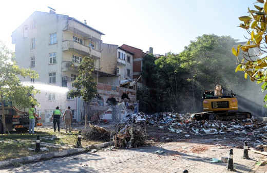 Balıkesir Sındırgı'da korkutan deprem sonrası yıkılan binaların enkazı kaldırılıyor