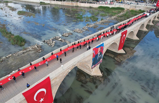 Mersin'de 102 metre uzunluğunda Türk bayrağıyla yürüyüş düzenlendi