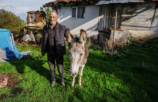 Sındırgı'da eşeğini enkazdan çıkardı dünyalar benim oldu dedi