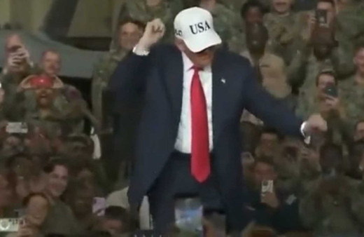 Trump’tan Japonya’da uçak gemisinde ilginç dans gösterisi