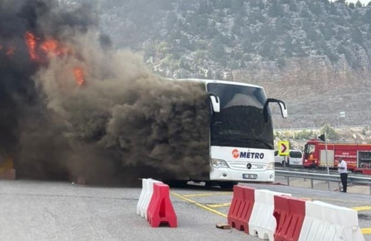 Seyir halindeki yolcu otobüsü alev alev yandı