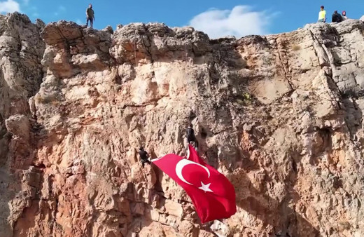 Elazığ'da dağcılar dev Türk bayrağıyla kaya tırmanışı gerçekleştirdi