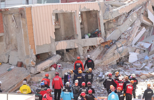 Gebze'de 5 katlı bina yıkıldı! Enkaz altında iki cansız beden çıkarıldı