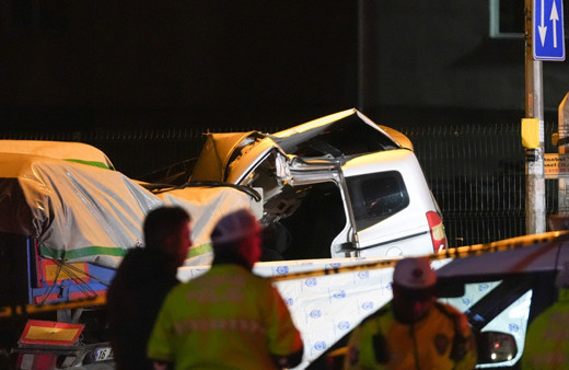 Polisten kaçan araç tıra çarptı! Araçtan çıkıp polise ateş açan...