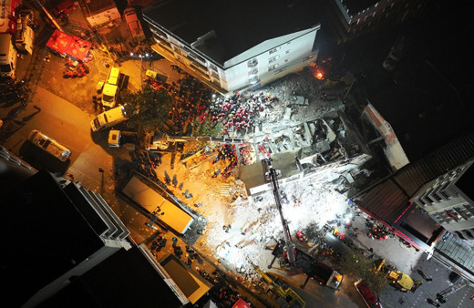 Kocaeli'de çöken binanın enkazında kalan anne ve babanın cansız bedenlerine ulaşıldı