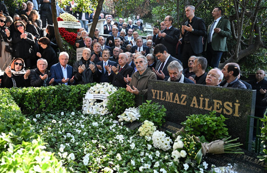 Eski Başbakan Mesut Yılmaz kabri başında anıldı