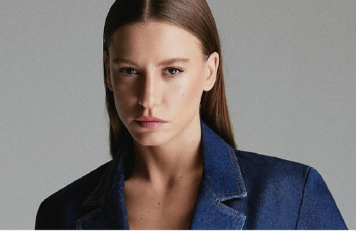 Serenay Sarıkaya küçüklük fotoğrafını paylaştı! Herkes aynı yorumu yaptı: ''Hiç değişmemiş''