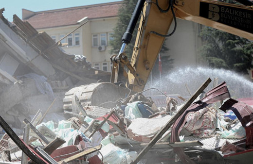 Sındırgı'da depremde yıkılan binaların enkaz kaldırma işlemleri tamamlandı