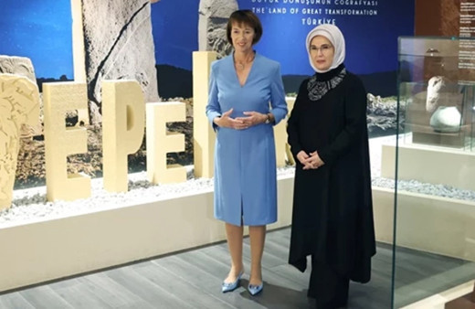 Emine Erdoğan ve Charlotte Merz sergide bir araya geldi