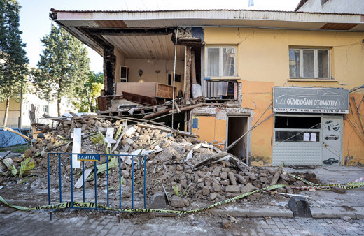 Deprem fırtınası içindeki Sındırgı esnafından hükümete acil çağrı