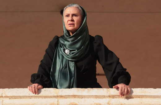 Uzak Şehir'in Sadakat'i Gonca Cilasun pozlarıyla herkesi dumura uğrattı! Derin dekoltesi 'yok artık' dedirtti!