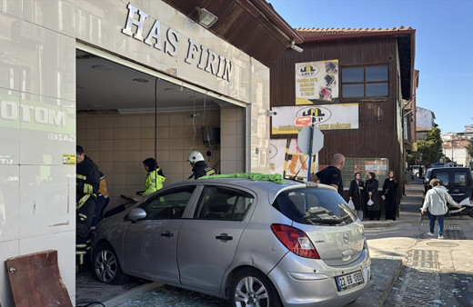 Otomobil fırına girdi! Neye uğradığını anlayamayan sürücü ve 3 kişi yaralandı.