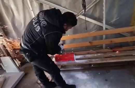 Ağrı'da otobüsteki yangın tüplerinin içinde 8 kilogram uyuşturucu ele geçirildi