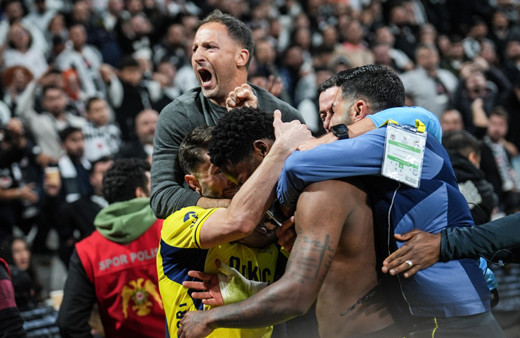 Galibiyet golü sonrası Fenerbahçeli futbolcular ve Tedesco böyle sevindi