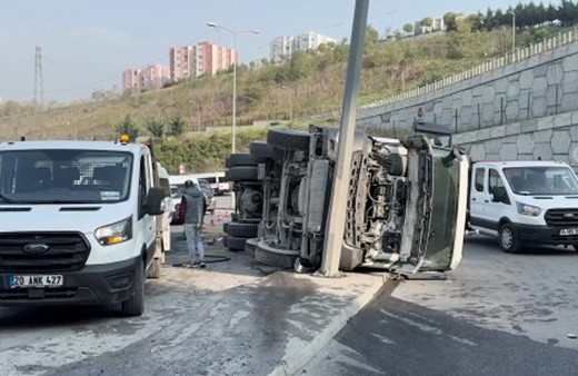 Sarıyer'de beton mikseri, servis minibüsüyle çarpışarak devrildi