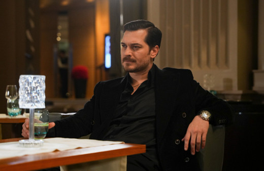 Çağatay Ulusoy'un kardeşi Atalay'dan Eşref Rüya'ya set ziyareti! Karizma genetik...