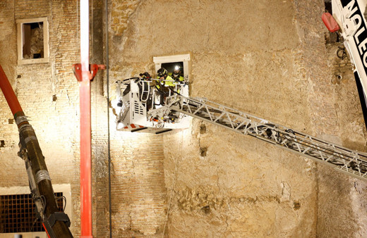 Roma'da tarihi kulenin bir kısmı çöktü 11 saat sonra sağ kurtarılan işçiden kötü haber