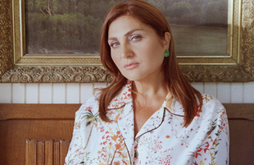 Taze babaanne Sibel Can'dan can alıcı pozlar! Gömleğinin düğmelerini açtı kameranın önüne geçti