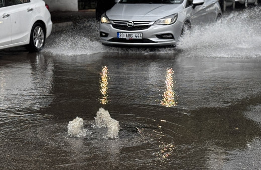 Antalya'da kuvvetli sağanak hayatı felç etti