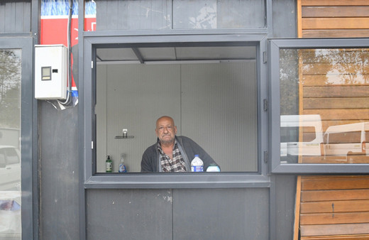 Sındırgı'da depremzede esnafa konteyner desteği