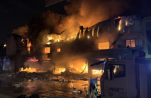 Adana'da 3 katlı hırdavat dükkanı küle döndü