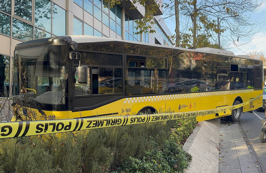 Beşiktaş'ta şoförü kalp krizi geçiren İETT otobüsü kaldırıma çıktı