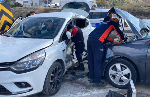 Karabük'te iki otomobil çarpıştı, 7 kişi yaralandı