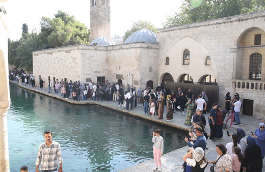 Balıklıgöl'de tatil yoğunluğu! Çevre iller o bölgeye akın etti...