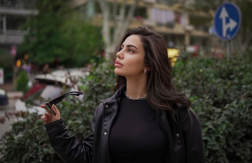 Müstehcen pozlarıyla çok konuşulmuştu! Ece Ronay'ın aylık geliri ne kadar? Dudak uçuklatan miktarlar...