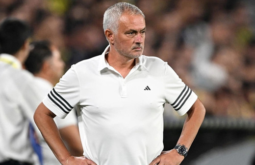 Jose Mourinho son dakika golüyle yıkıldı hakemin üzerine yürüdü