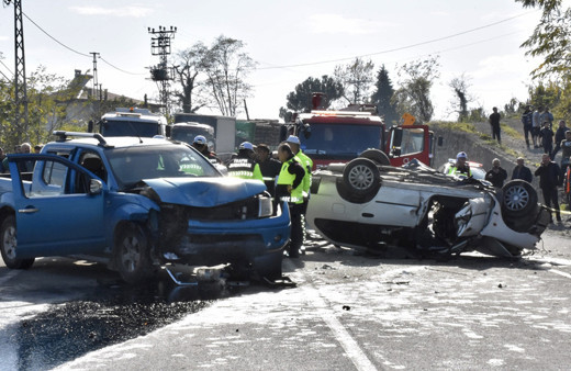 Ordu'da 2 araç çarpıştı: Ölü ve yaralılar var
