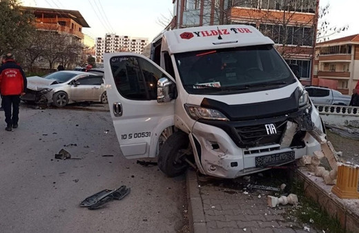 Balıkesir'de işçi servisi ile otomobil çarpıştı: 1 kişi hayatını kaybetti