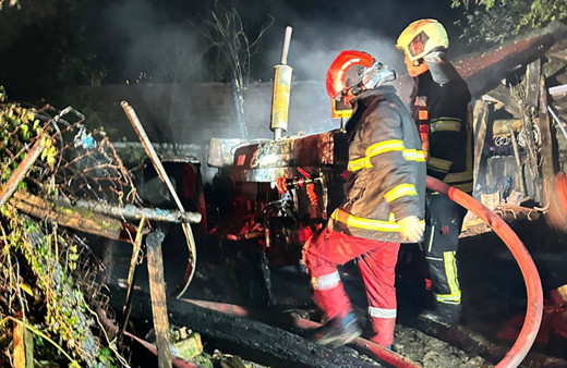 Bartın'da yıldırımın isabet ettiği iki araç kullanılamaz hale geldi