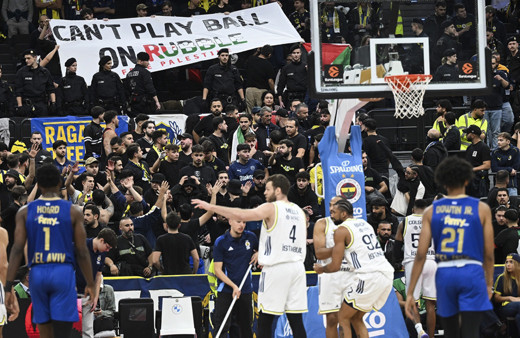 Fenerbahçe Beko Maccabi'yi yendi tribünde polislerle pankart arbedesi