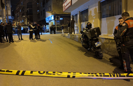 İzmir'de silahlı saldırıya uğrayan 1 kişi öldü, 3 kişi yaralandı