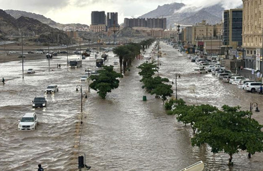 Mekke'nin güneyinde dünden beri devam eden yağışlar sele yol açtı