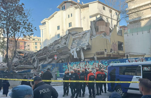 Ankara Çankaya'da kontrollü yıkım esnasında bina çöktü