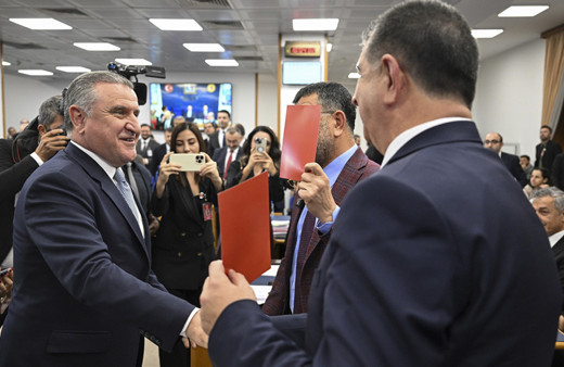 CHP'lilerden Meclis'te 'kırmızı kart' protestosu! Bakan Bak cevabı çaktı: VAR'dan döner...