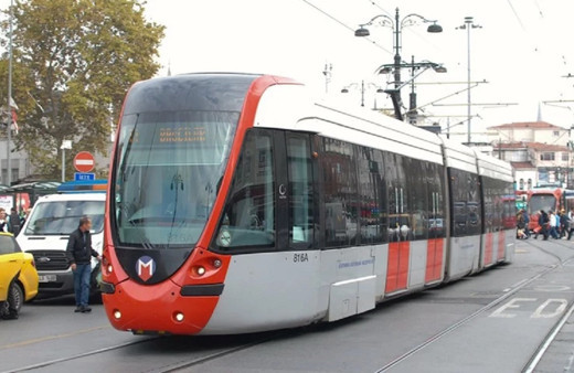 Fatih'te tramvay ile taksi çarpıştı! Tramvay seferler aksadı