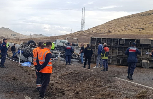 Kayseri'de tırın devrilmesi sonucu 1 kişi öldü, 1 kişi yaralandı