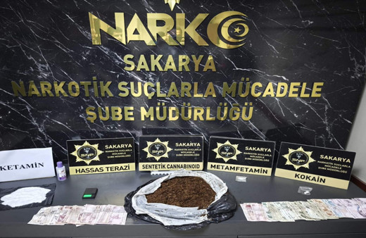 Sakarya'da uyuşturucuyu tuvalette imha etmeye çalışan 3 şüpheli gözaltına alındı