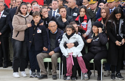 Şehit babasını oyuncağına sarılarak bekledi! Gören gözyaşına boğuldu