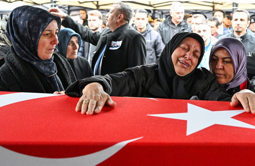 Türkiye yasta şehitler uğurlandı! Cenaze törenlerinden yürek yakan görüntüler