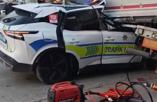 Manisa'da feci kaza! Trafik polisi aracı tıra çarptı: 1 şehit, 1 ağır yaralı
